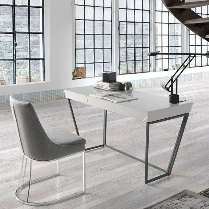 Mesa escritorio lacado blanca y metal, moderna y funcional al