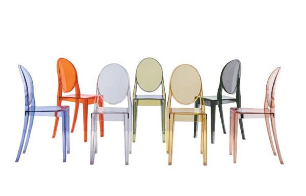 Las sillas transparentes en la decoración